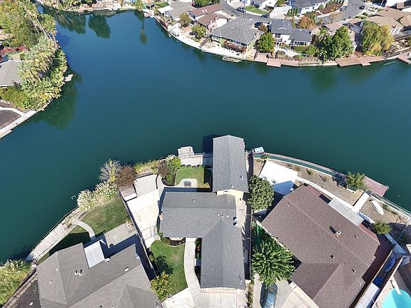 3rd image of 4 W Lake Ct