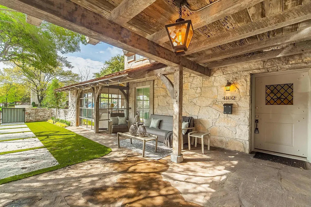 Shared courtyard area and front door to 4102. - 4100 University Blvd