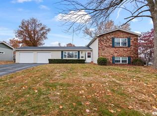 815 Oxford Dr, Chatham, IL 62629
