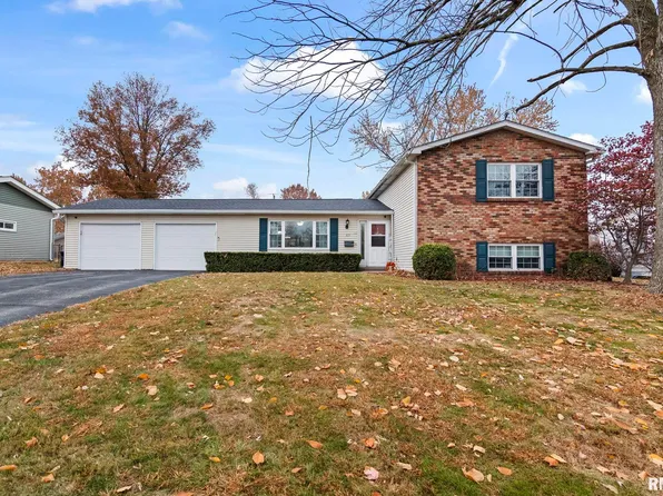 815 Oxford Dr, Chatham, IL 62629