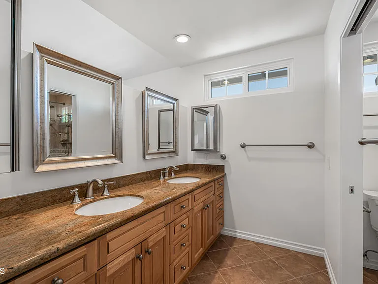 327 Bethany St — Photo 25