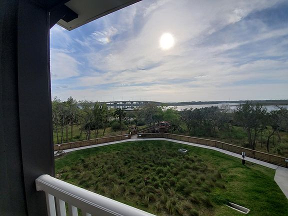5th image of 123 W Marina Cove Dr