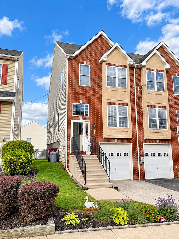 3 bed, 3.5 bath, 2400 sqft, $3,100 — Photo 1