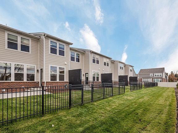 3rd image of 811 Balmoral Ln