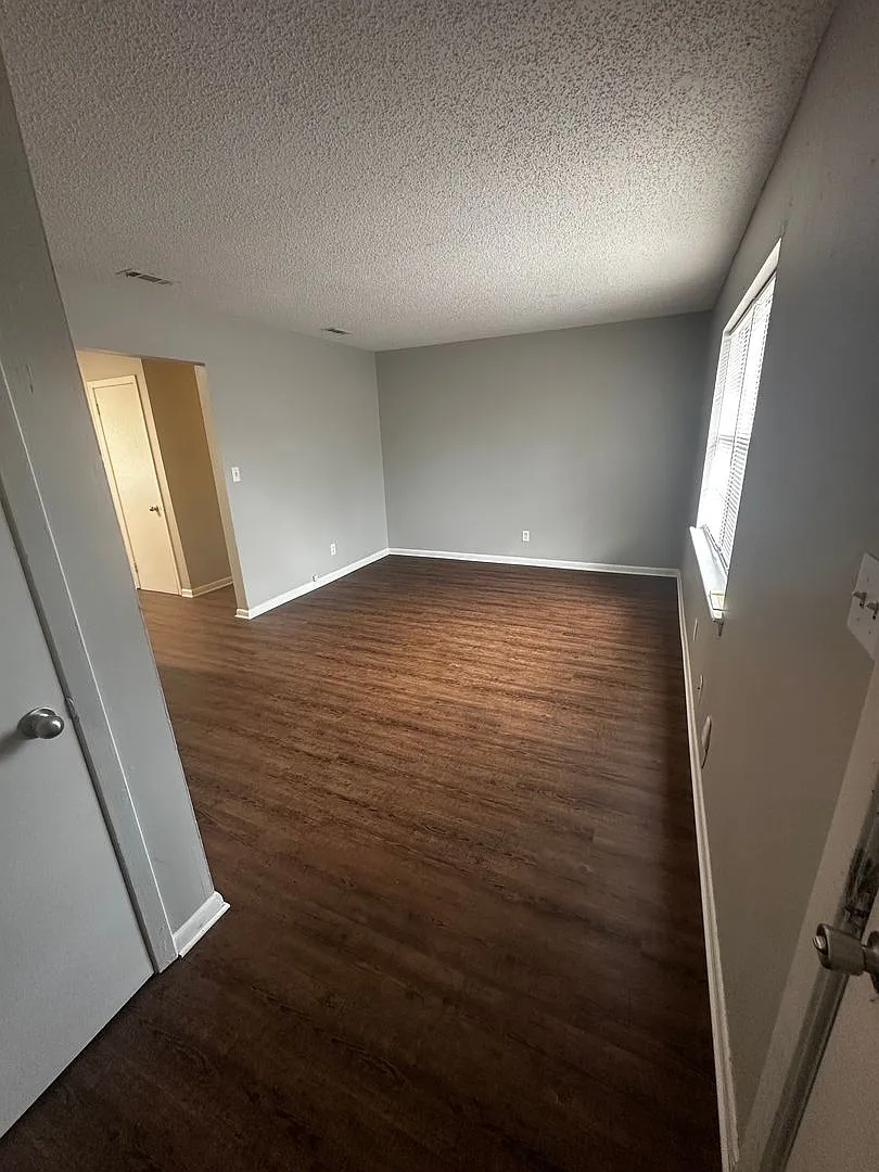 2 Bedroom 1 Bath Apartment — Photo 2