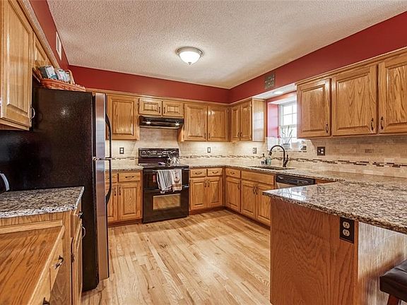 3rd image of 413 S Schubert Dr