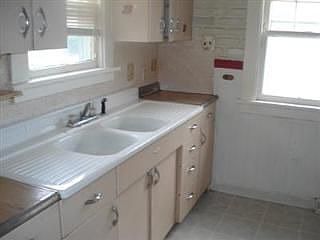 4th image of 3811 Wood Ave