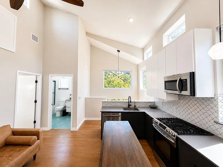 913 Duncan Ln #201 — Photo 2