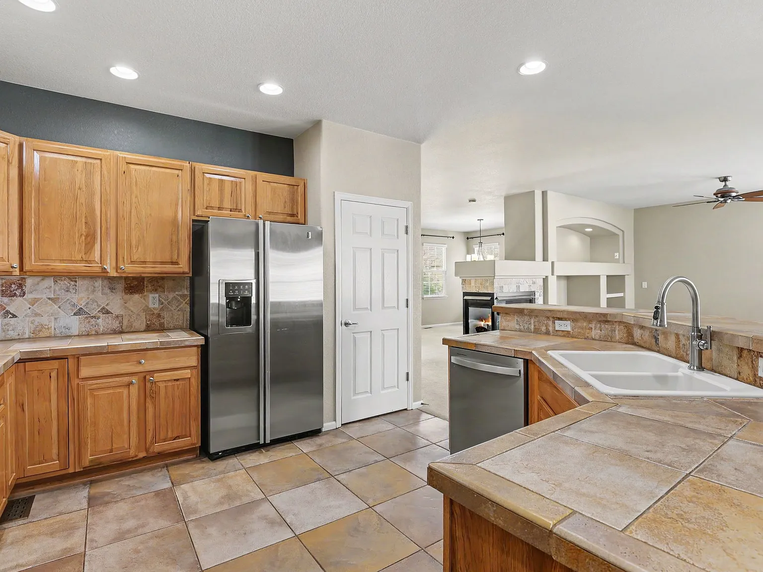 3 bed, 4292 sqft, $3,550 — Photo 3
