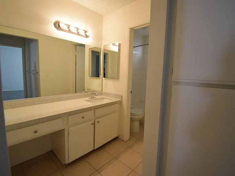 6115 Whitsett Ave — Photo 9