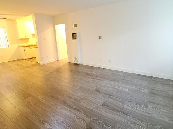 4th image of 13807 Oxnard St APT 4
