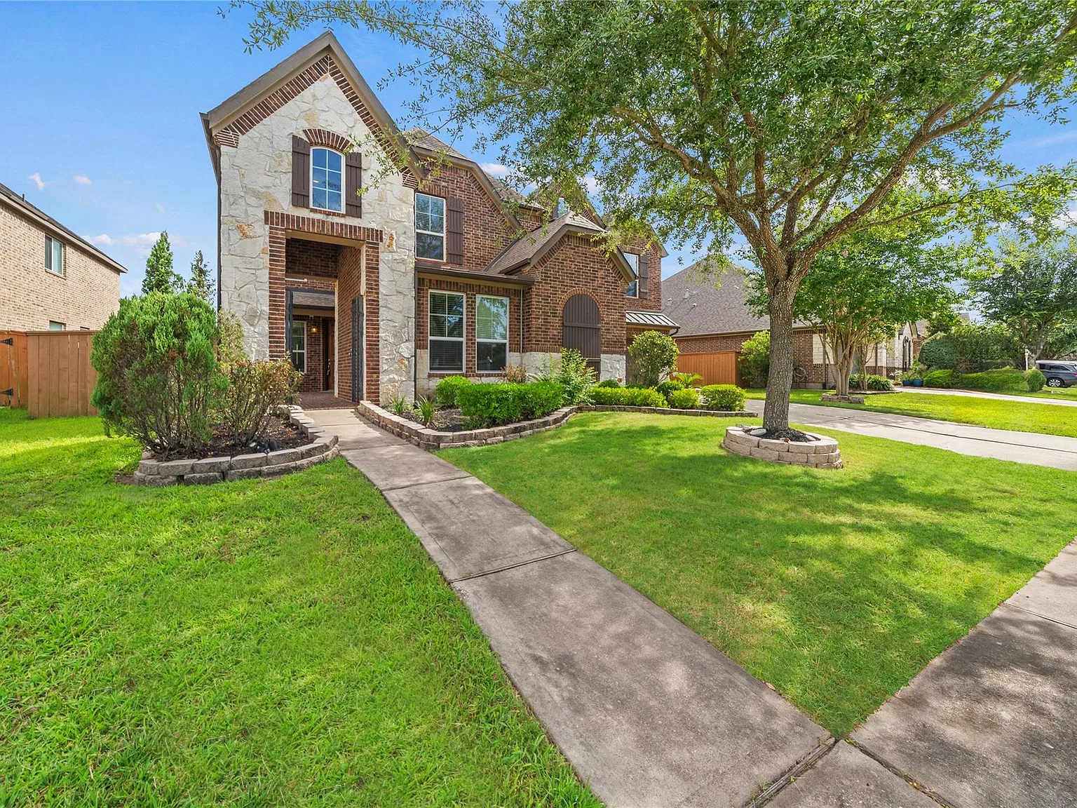 5 bed, 3.5 bath, 4095 sqft, $3,900 — Photo 2