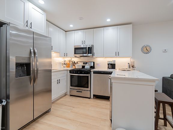 5th image of 924 W Wrightwood Ave APT A1