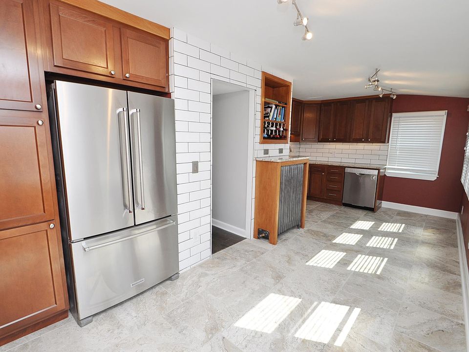 Chef's kitchen with Venetian Granite countertops, deluxe Stainless Steel appliances (quiet Bosch Dishwasher, Ice/Water Kitchenaid Refrigerator, Convection LG Gas Range, and LG over-the-range microwave), build-in bookshelves with Wine rack, Porcelain Tile