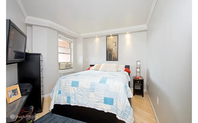 Sold by Douglas Elliman | media 16