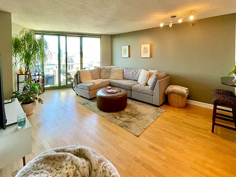 111 W Maple St #1605 — Photo 3