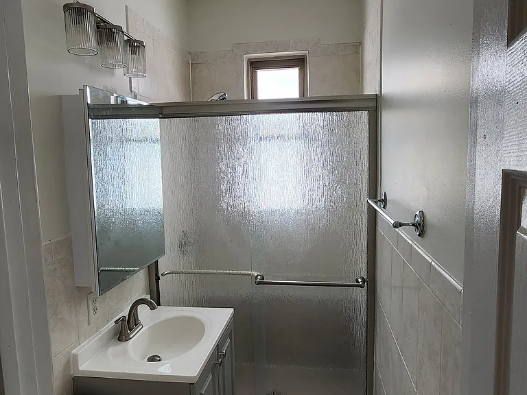 2525 W Lyndale St #2F — Photo 4