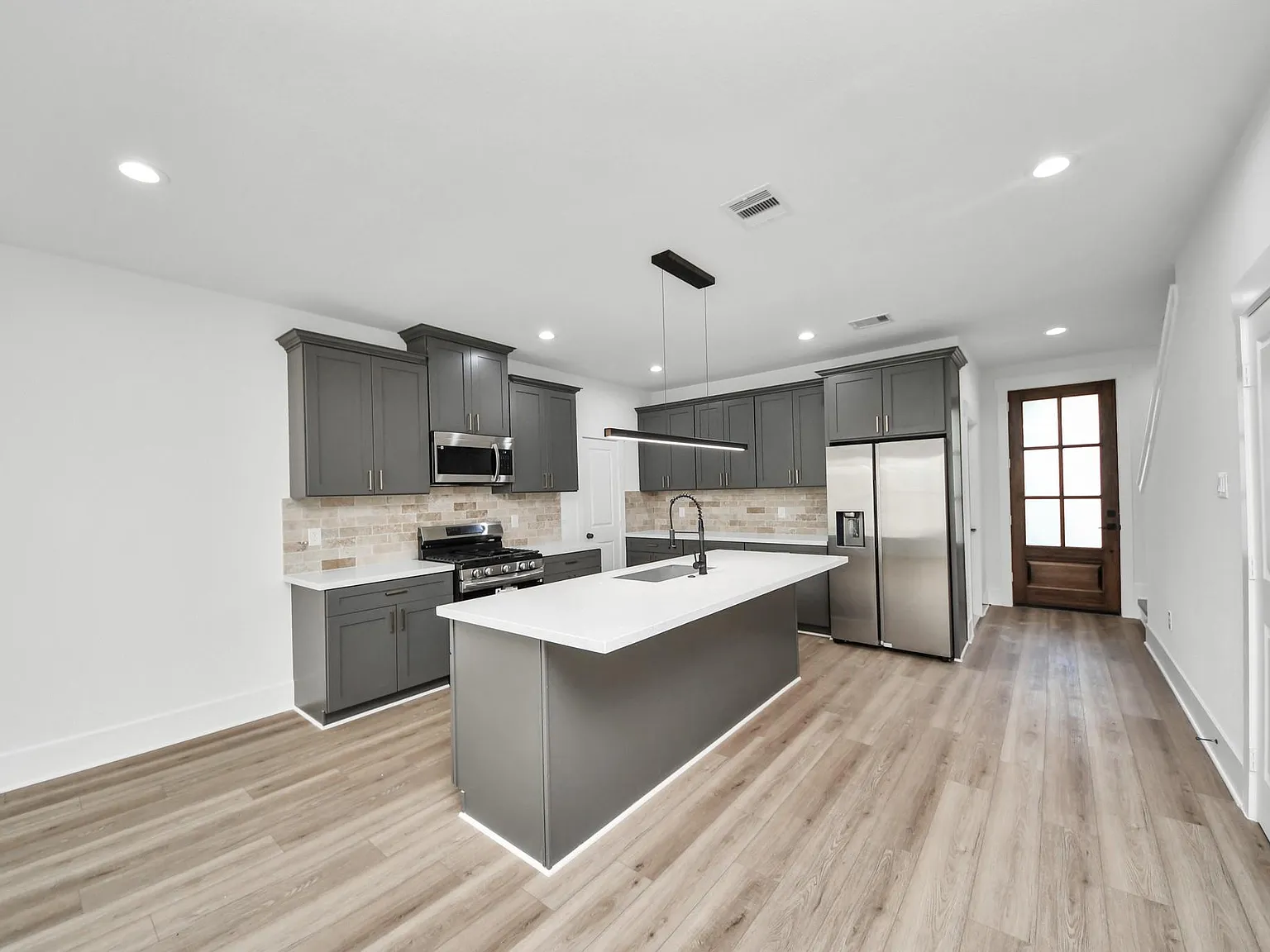 3 bed, 2.5 bath, 1555 sqft, $2,100 — Photo 4