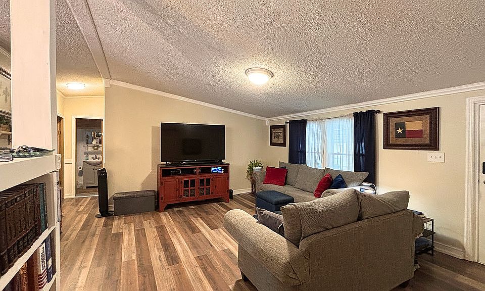 1st image of 101 Lilac Ln