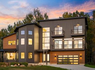 10191 Peninsula Dr, Traverse City, MI 49686