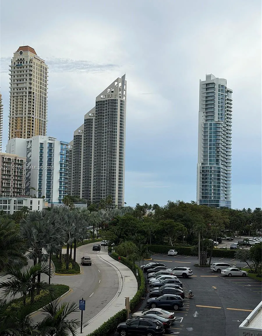 Winston Tower 300 Condo — Photo 2