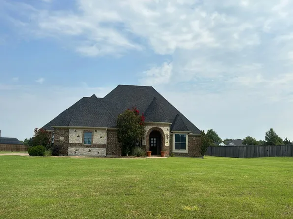 1033 E Secretariat Dr, Terrell, TX 75160