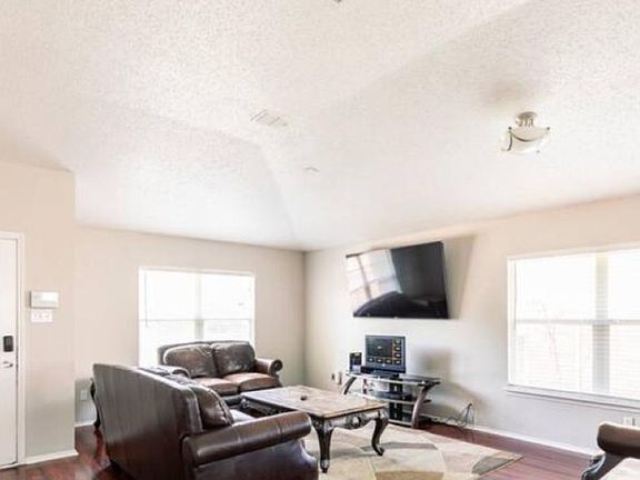 2nd image of 925 Allencrest Dr