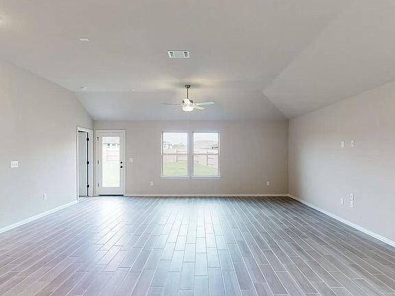 4th image of 161 Hackberry Ln