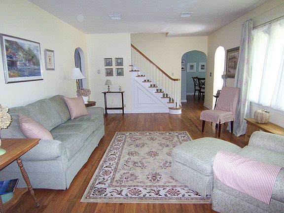Living Room w/ hardwood floor