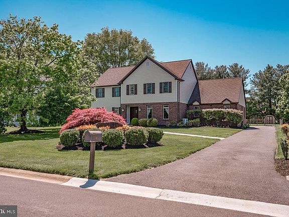 3rd image of 6 Lombardy Dr