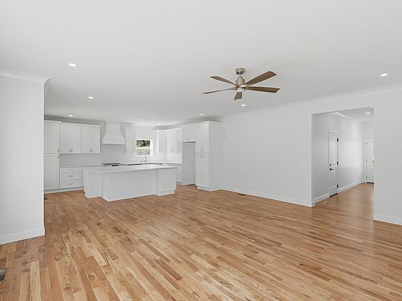 5th image of 930 Lullwater Rd