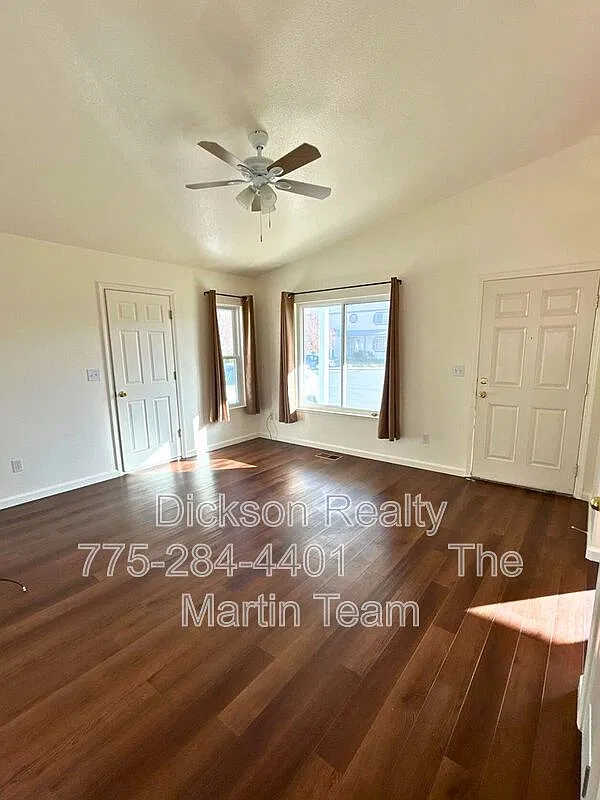 3 bed, 2.0 bath, 1008 sqft, $1,989 — Photo 4