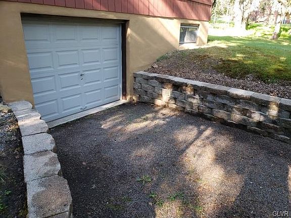 3rd image of 37 Basswood Ct