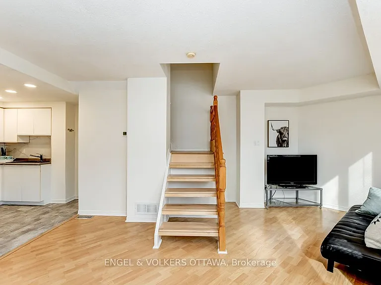 158 Rochester St W — Photo 6