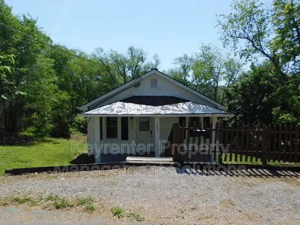 202 Wilson Ave, Waynesboro, VA 22980