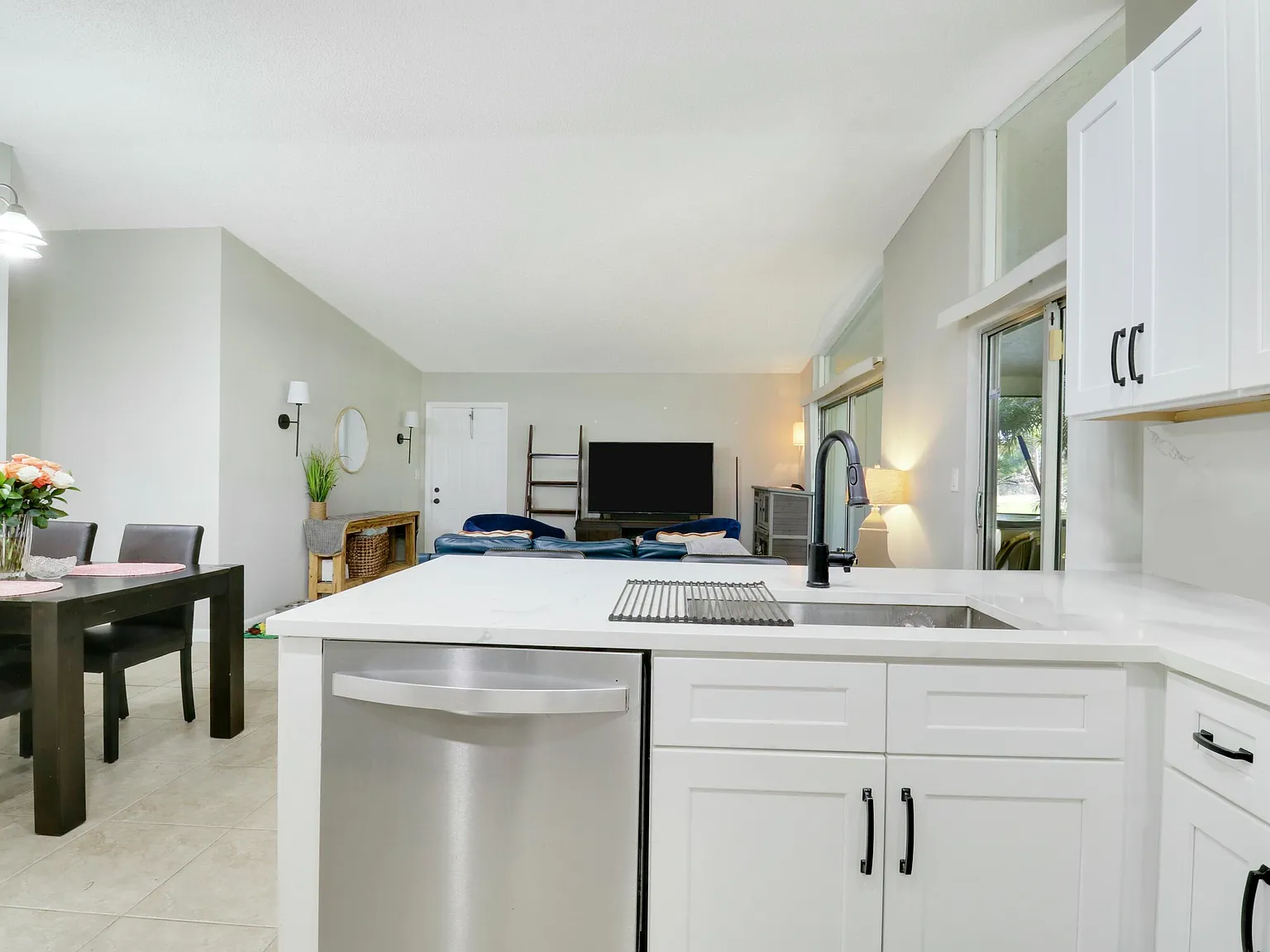 3 bed, 2.0 bath, 1200 sqft, $3,200 — Photo 3