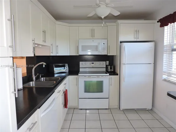 324 SE 10th St APT 207, Dania Beach, FL 33004