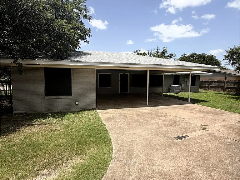 1000 Hereford St — Photo 20