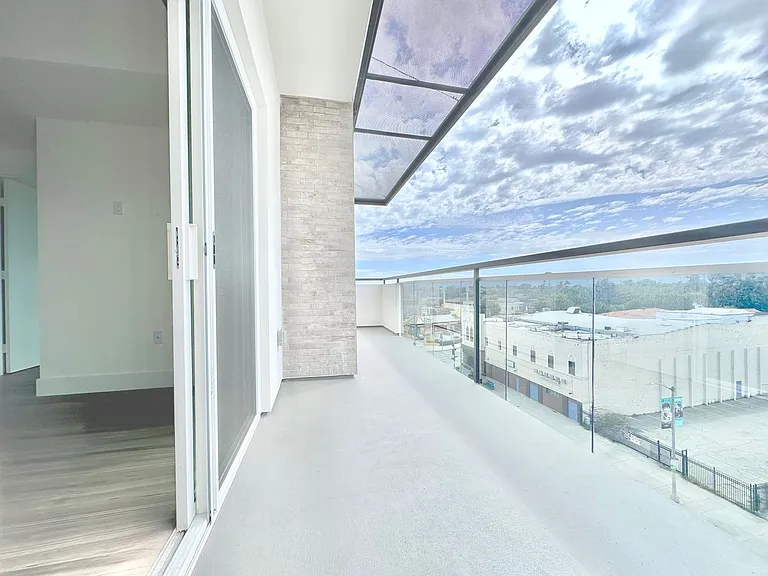 838 S La Brea Ave — Photo 4
