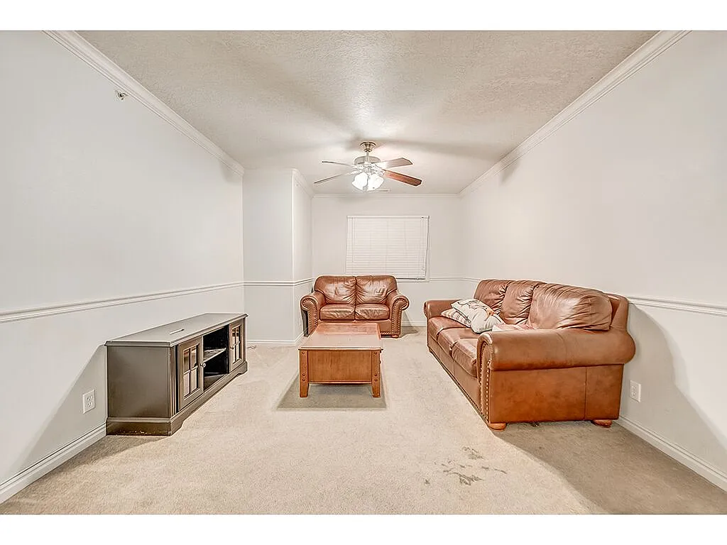 Building Photo - 595 N University Ave #222