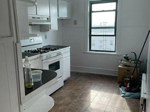 5th image of 5046 48th St