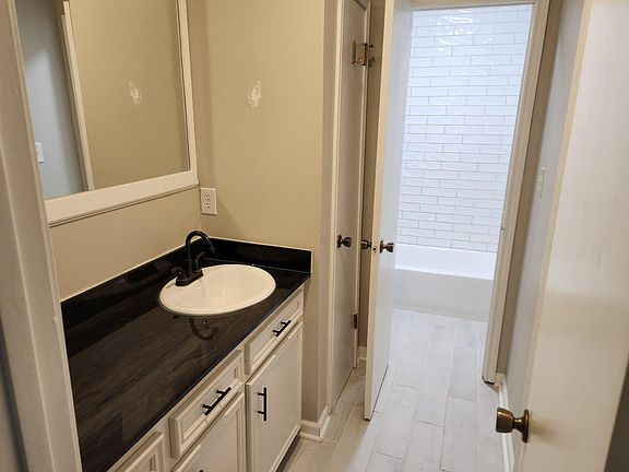 3rd image of 1415 Julie Dr