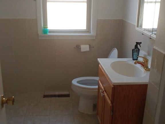 5th image of 6104 N Oakley Ave Floor Ooe2