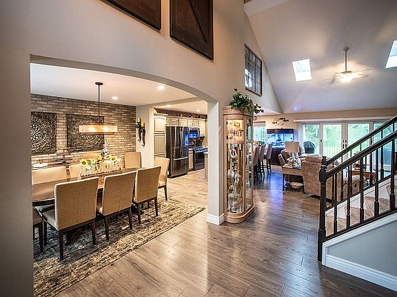 5th image of 26 Surrey Field Dr