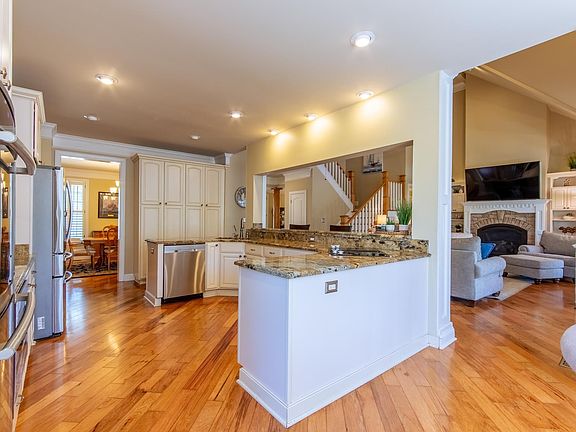 4th image of 1240 Point Grand Dr