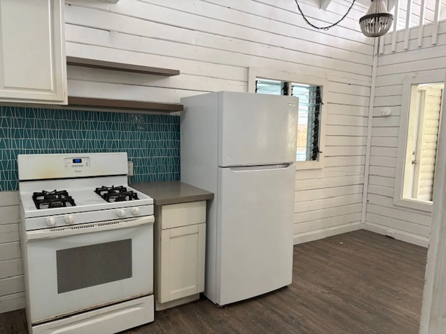 2 Bedroom / 1 Bath with loft and Ocean Views in Downtown Kona! — Photo 1