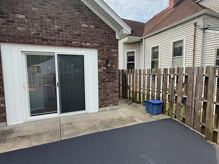 2225 E Spring St — Photo 9