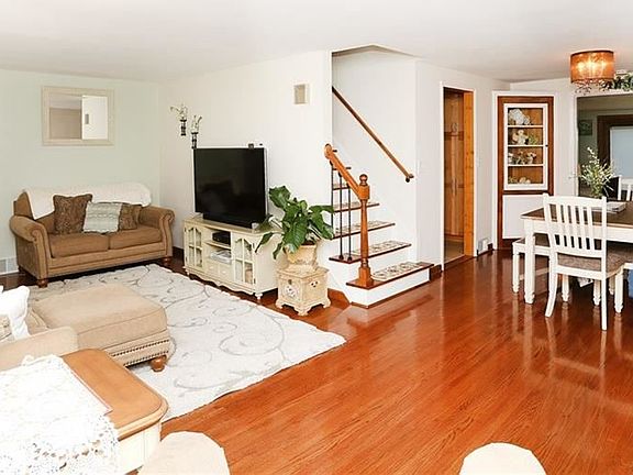 5th image of 127 Ashford Ave