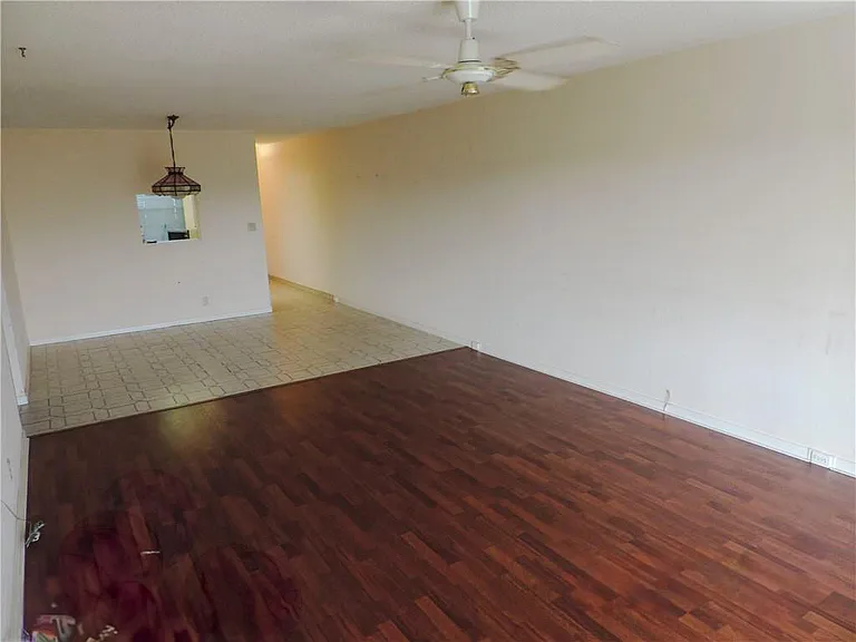 2901 Victoria Cir #H4 — Photo 8