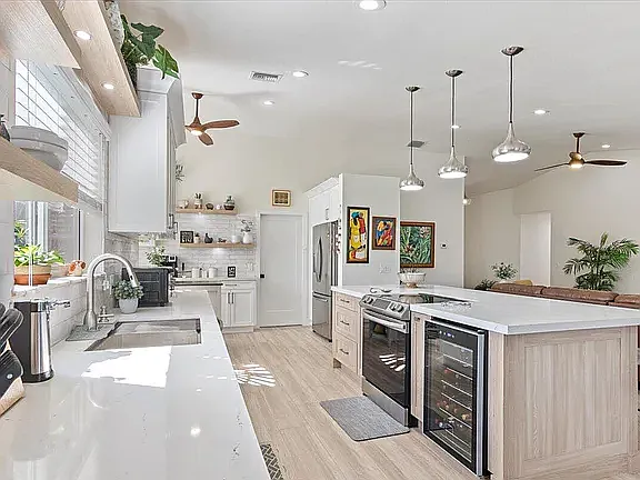 160 NE Twylite Ter — Photo 4